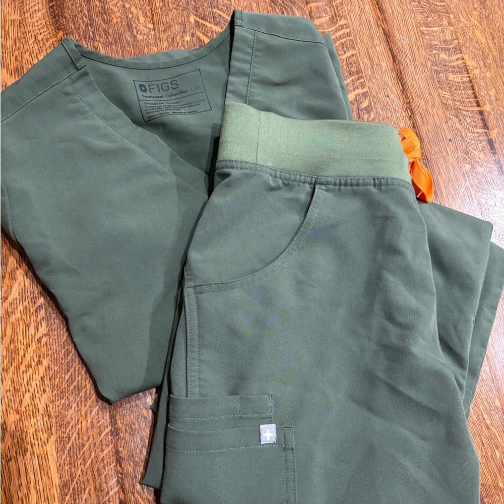 FIGS XS SCRUB SET MOSS